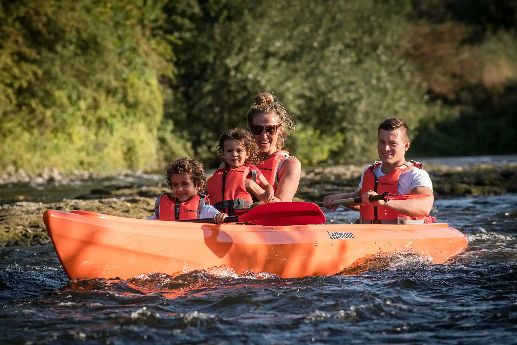 Familie im Kajak auf der Lippe Familie im Kajak auf der Lippe