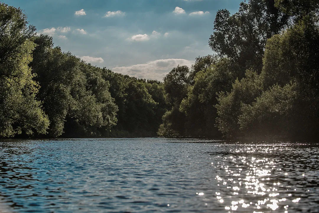 Blick auf die Lippe bei sonnigem Wetter mit grünen Bäumen im Hintergrund – aufgenommen auf einer Kanutour von Dorsten nach Schermbeck Blick auf die Lippe bei sonnigem Wetter mit grünen Bäumen im Hintergrund – aufgenommen auf einer Kanutour von Dorsten nach Schermbeck