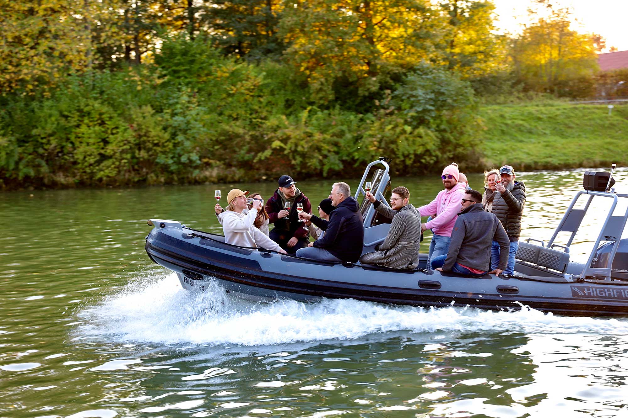 Kanufahrt auf der idyllischen Lippe bei sonnigem Wetter Lippepiraten Motorboot
