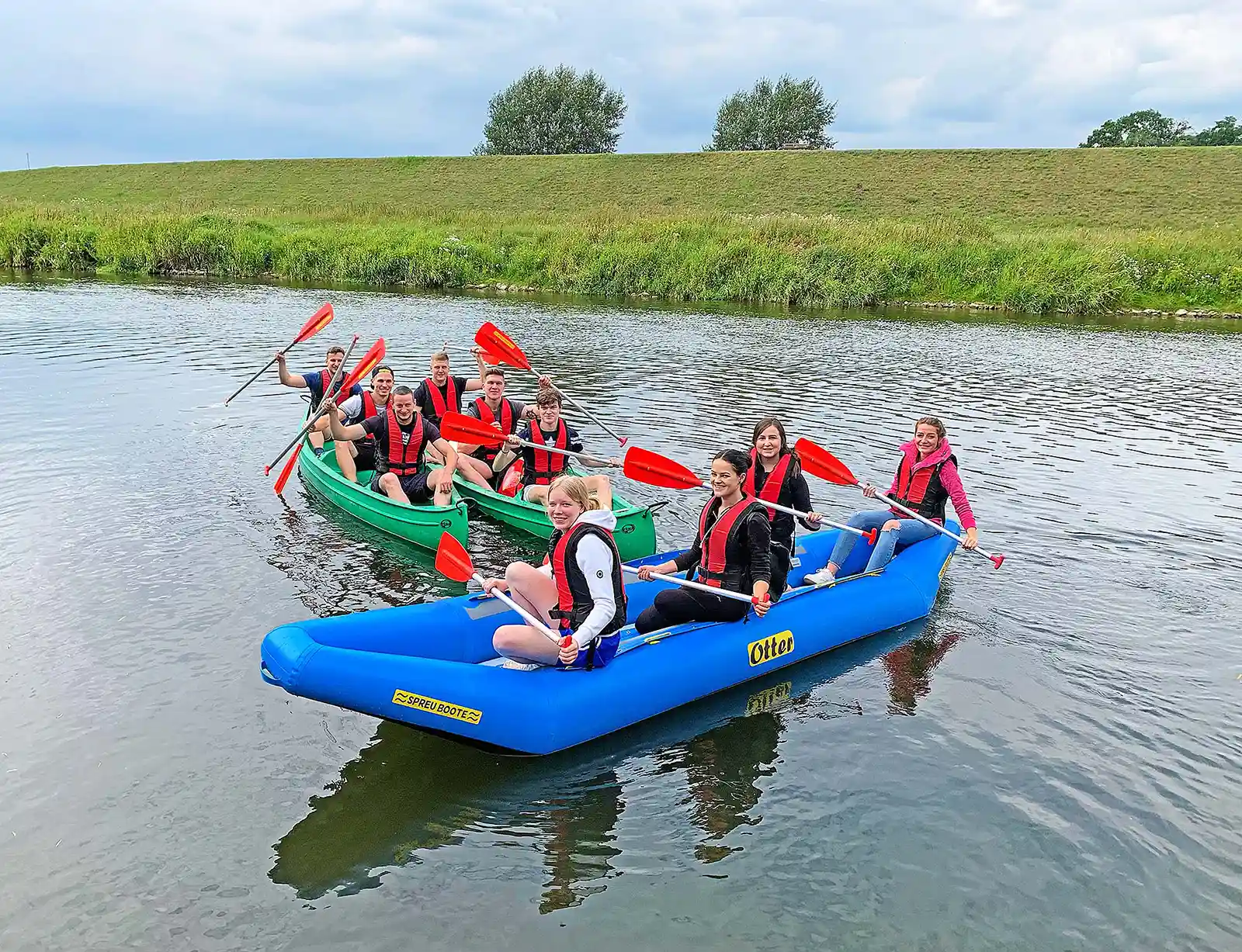 Schlauchboot und Kanus auf der Lippe Schlauchboot und Kanus auf der Lippe