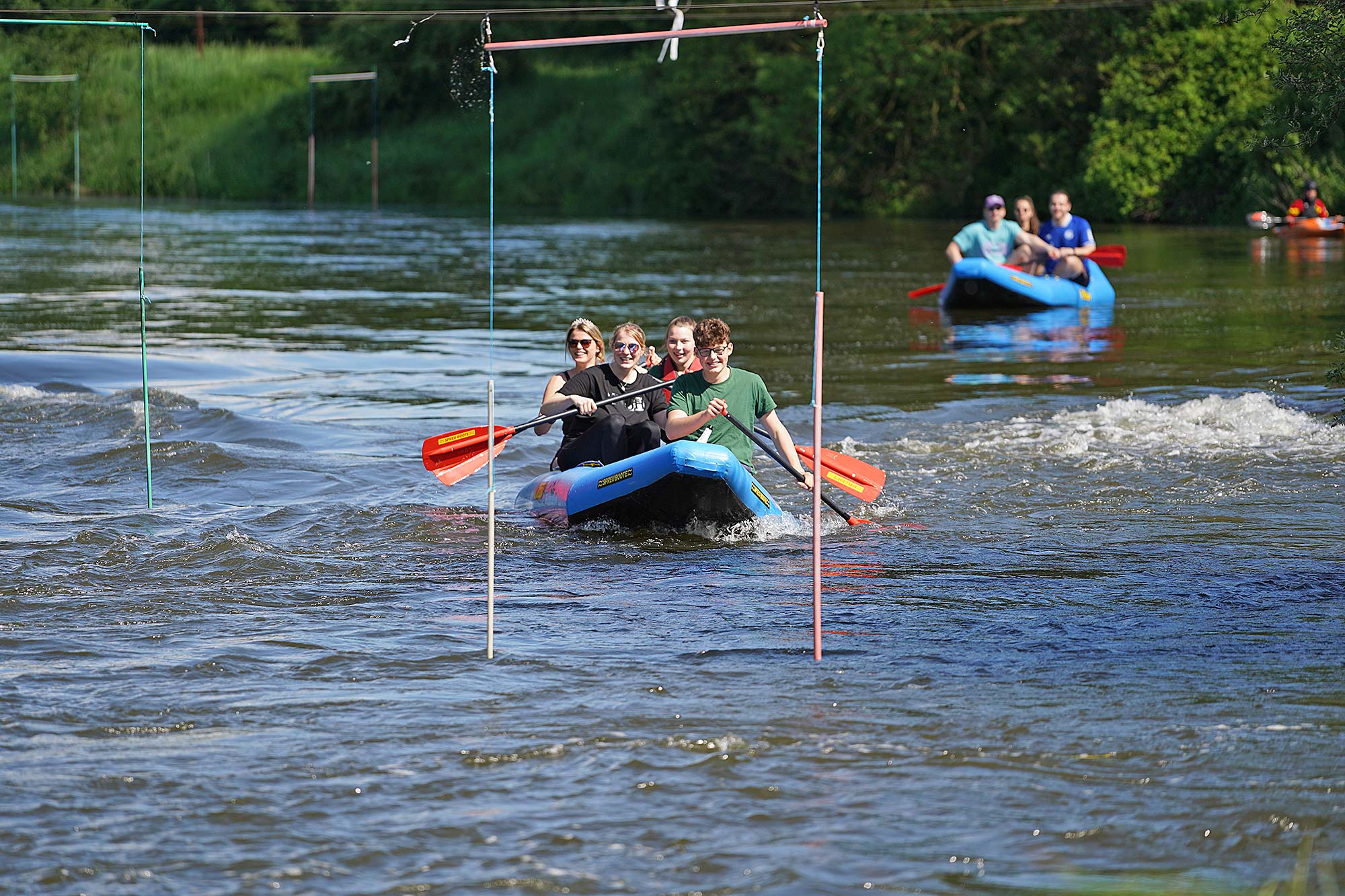 Schlauchboottour auf der Lippe – Freizeitspaß im Schlauchboot Personen bei einer Schlauchboottour auf der Lippe in einem Schlauchboot